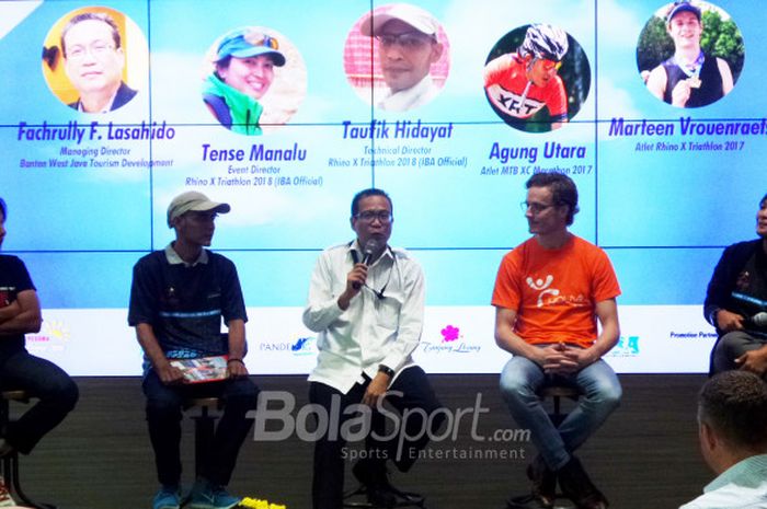Managing Director Banten West Java Tourism Development, Fachrully Lasahido (tengah), berbicara dalam konferensi pers Rhino Cross Triathlon 2018 di The President Lounge, Menara Batavia, Jakarta pada 25 April 2018.