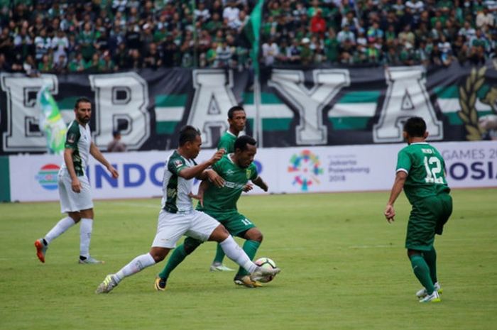 Winger Persebaya Surabaya, Ferinando Pahabol, saat berebut bola dengan pemain PS TNI, Kamis (18/1/2018).