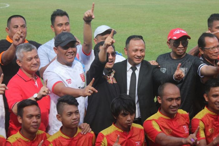Persika Karawang melakukan launching tim untuk berlaga pada Liga 2 di Stadion Singaperbangsa, Karawang, Minggu (15/4/2018).