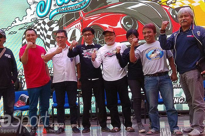 Anggota Volkswagen Club Bandung berpose dalam acara jumpa pers VW Fun & Fast di Bandung, Selasa (17/7/2018).