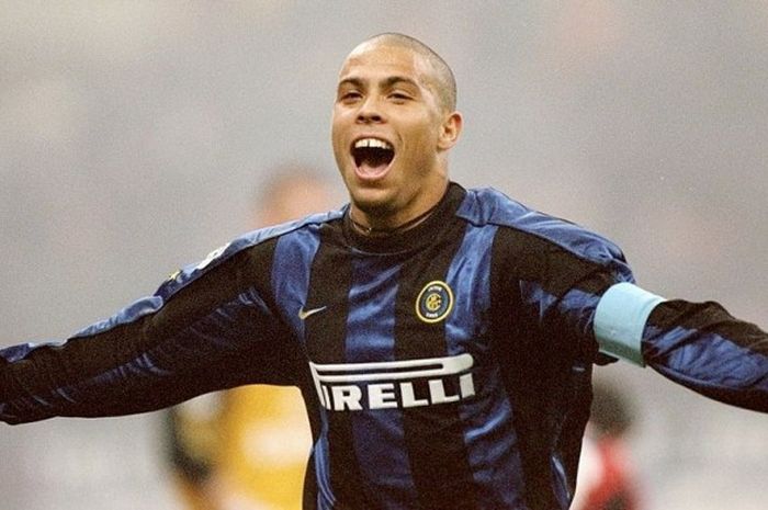 Penyerang Inter Milan, Ronaldo, merayakan gol yang dia cetak ke gawang AC Milan dalam pertandingan Serie A di San Siro, Milan, Italia, 23 Oktober 1999.