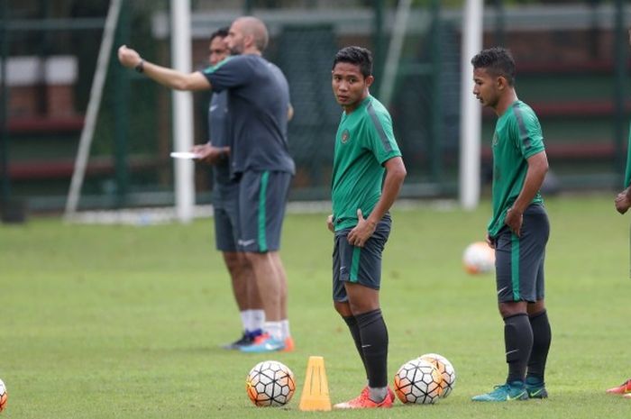 Evan Dimas dkk tengah menunggu instruksi dari pelatih Indonesia U-22 pada seleksi tahap pertama di Lapangan Sekolah Pelita Harapan (SPH), Rabu (22/2/2017) sore WIB.