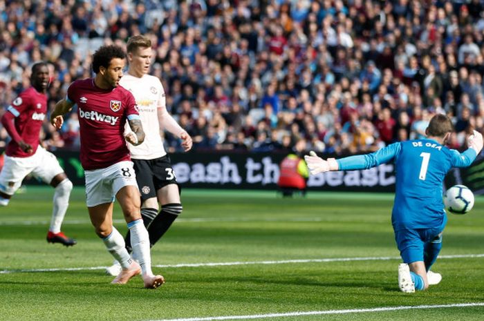 Pemain West Ham United, Felipe Anderson, mencetak gol ke gawang Manchester United dalam laga Liga Inggris di Stadion London, 29 September 2018.