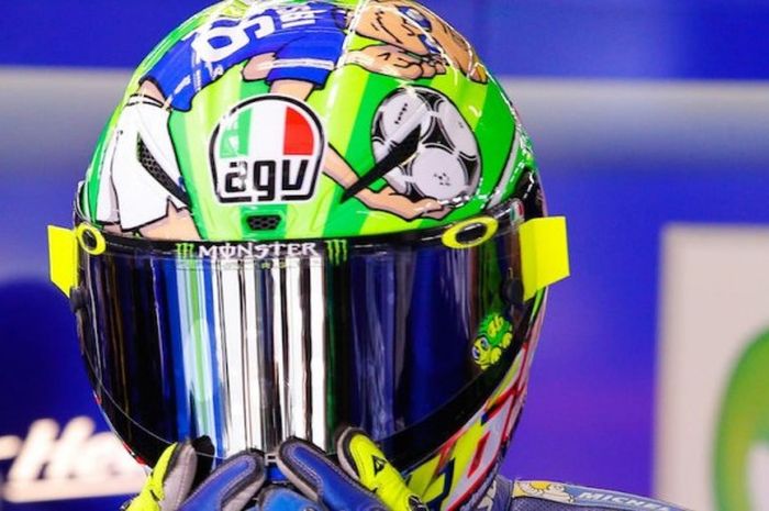 Pebalap Movistar Yamaha MotoGP asal Italia, Valentino Rossi, memakai helm berdesain khusus saat menjalani GP Italia di Sirkuit Mugello, 2-4 Juni 2017.
