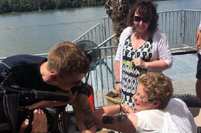 Adam Peaty dan Neneknya Mavis sedang mencocokkan tato singa yang mereka miliki