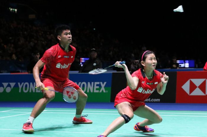 Pasangan ganda campuran nasional Indonesia, Praveen Jordan/Debby Susanto, mengembalikan shuttlecock dari lawan mereka, Lee Yang/Hsu Ya Ching (Taiwan), pada laga babak kesatu turnamen All England Open 2018 yang berlangsung di Arena Birmingham, Birmingham, Inggris, Rabu (14/3/2018).