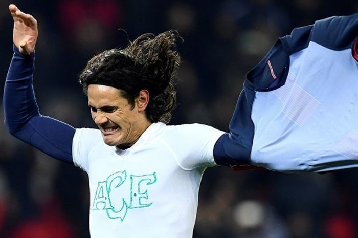 Perayaan gol striker Paris Saint-Germain, Edinson Cavani, ke gawang SCO Angers pada partai lanjutan Ligue 1 di Parc des Princes, Rabu (30/11/2016).