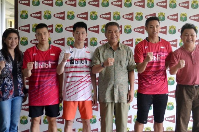 Dari kiri ke kanan, Susy Susanti (Kabid Binpres PP PBSI), Marcus Fernaldi Gideon, Kevin Sanjaya Sukamuljo, Achmad Budiharto (Sekjen PP PBSI), Jonatan Christie, dan Lius Pongoh (Kasubid Pelatnas), berpose seusai konferensi pers jelang SEA Games dan kejuaraan dunia di hall pelatnas bulu tangkis, Cipayung, Jakarta, Senin (14/8/2017).