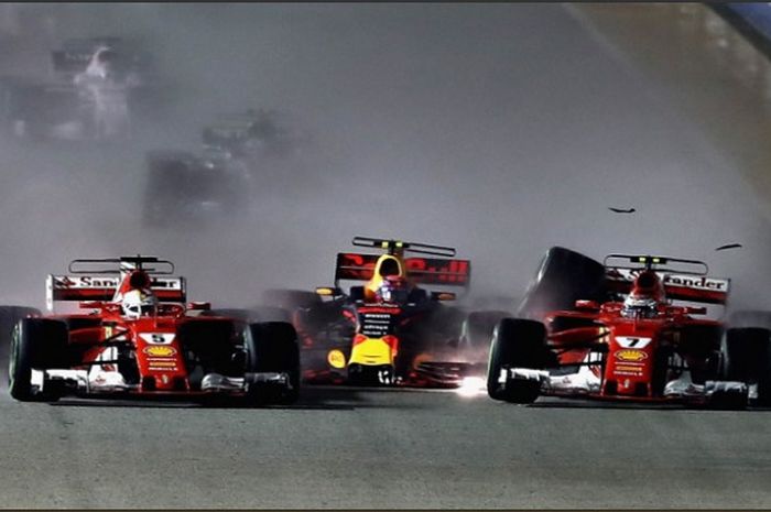 (dari ki-ka) Sebastian Vettel, Max Verstappen, dan Kimi Raikkonen terlibat insiden di awal GP Singapura 2017 yang digelar pada Minggu (17/9/2017).