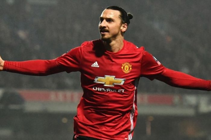 Penyerang Manchester United, Zlatan Ibrahimovic, merayakan gol yang dia cetak ke gawang Blackburn Rovers dalam laga ronde kelima Piala FA di Stadion Ewood Park, Blackburn, Inggris, 19 Februari 2017.