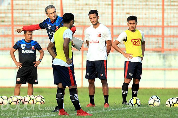 Pelatih Madura United, Milomir Seslija, memimpin latihan tim di Stadion Gelora 10 November Surabaya, Jawa Timur, Rabu (02/05/2018) sore.