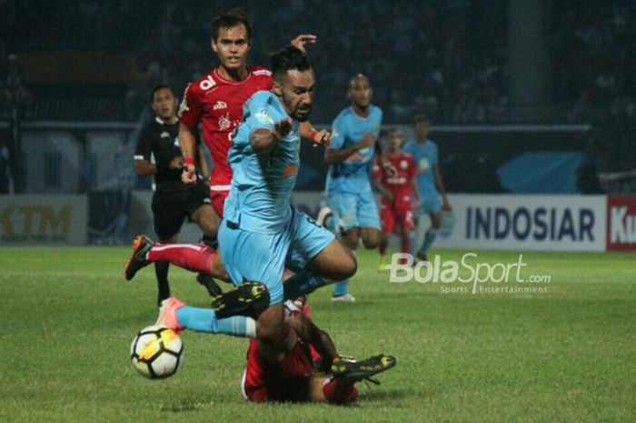  Gelandang Persela Lamongan, Diego Assis, dilanggar bek Persija Jakarta, Maman Abdurrahman, pada lanjutan Liga 1 pekan ke-9 di Stadion Surajaya Lamongan, Minggu (20/5/2018). 