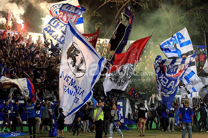 Pendukung Arema FC, Aremania, memberi dukungan di Stadion Gajayana saat Arema FC melawan Perseru Serui pada pekan 12 Liga 1 2018 di Stadion Gajayana Malang, Jawa Timur, Rabu (06/06/2018) malam.