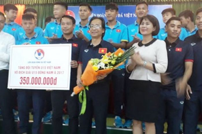 Seremoni penyerahan bonus dari VFF kepada pemain timnas U-15 dan U-22 Vietnam di Hanoi pada 25 Juli 2017. 