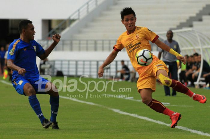 Pemain Sriwijaya FC dan Persiba Balikpapan saling berhadapan dalam laga Piala Gubernur Kaltim 2018 di Stadion Batakan, Balikpapan, Sabtu (24/2/2018).