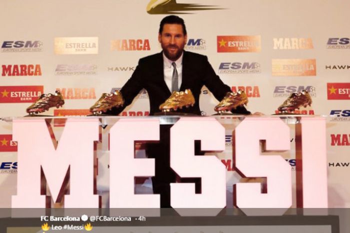 Penyerang Barcelona, Lionel Messi, berpose dengan lima trofi Golden Boot setelah kembali meraihnya pada musim kompetisi 2017-2018. 