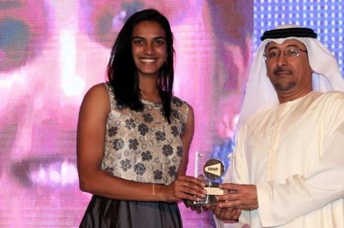 Pebulu tangkis tunggal putri India, Pusarla Venkata Sindhu, berpose dengan trofi Most Improved Player award dari BWF di Hotel Armani, Dubai, Senin (12/12/2016).