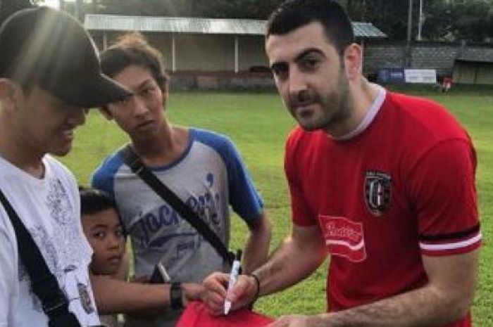 Pemain baru Bali United, Milos Krkotic langsung menyapa penggemar yang meminta tanda tangan.