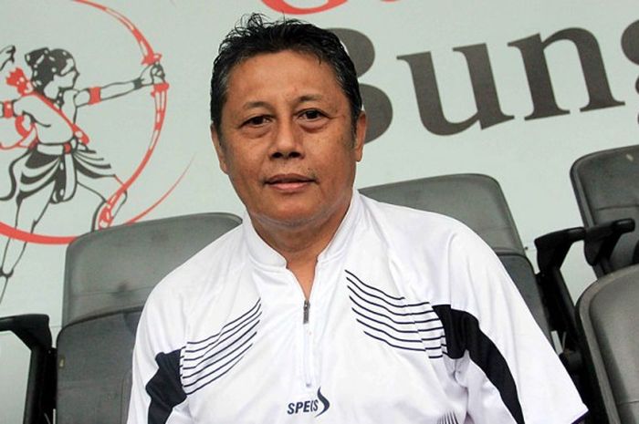 Pelatih PSS, Herry Kiswanto, tidak diizinkan mendampingi tim di turnamen Bali Island Cup 2016 oleh PSSI.