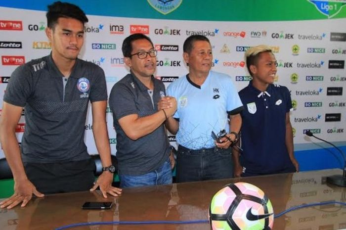 Pelatih Arema FC, Aji Santoso (dua dari kiri) dan pelatih Persela, Herry Kiswanto berjabat tangan seusai jumpa pers pra-laga kedua tim di sekretariat Persela Lamongan, Sabtu (20/5/2017) sore.  