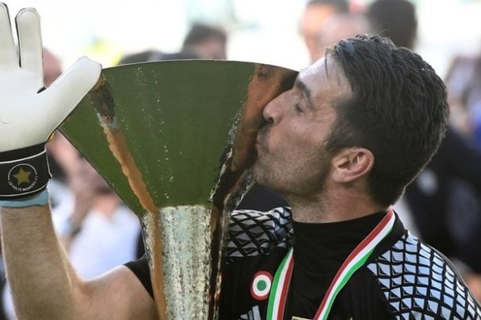 Kiper Juventus, Gianluigi Buffon, mencium trofi Serie A dalam perayaan gelar seusai kemenangan atas Crotone di Juventus Stadium, Torino, Italia pada 21 Mei 2017.