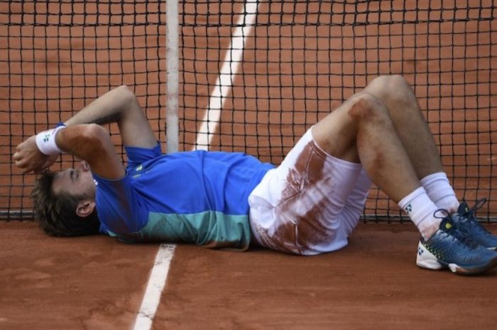 Petenis Swiss, Stan Wawrinka, terjatuh saat menjalani pertandingan babak perempat final Prancis Terbuka (Roland Garros) 2017 melawan Marin Cilic (Kroasia) di Paris, Rabu (7/6/2017).