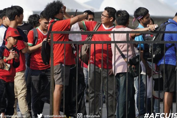 Penonton laga perempat final Piala Asia U-19 2018 antara timnas U-19 Indonesia kontra timnas U-19 Jepang di SUGBK, Jakarta pada 28 Oktober 2018.  