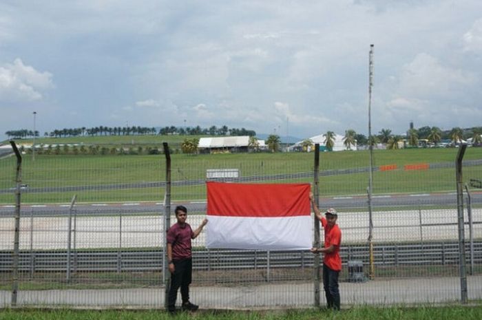 Penonton asal Indonesia mengibarkan bendera Merah Putih pada Formula 1 GP Malaysia di Sirkuit Sepang, Minggu (1/10/2017).