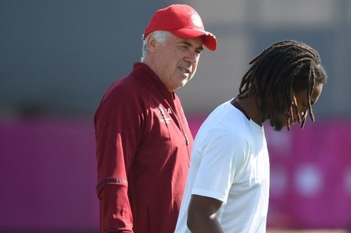 Pelatih Bayern Muenchen, Carlo Ancelotti (kiri), berbicara dengan Renato Sanches pada sesi latihan di markas klub, 12 September 2016.