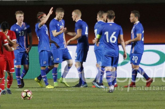 Pemain timnas Islandia merayakan gol ke gawang Indonesia Selection pada laga persahabatan di Stadion Maguwoharjo, Sleman, Kamis (11/1/2018).