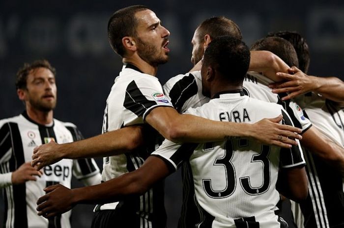 Para pemain Juventus merayakan gol kedua ke gawang Sampdoria yang dicetak oleh Giorgio Chiellini dalam laga Serie A di Juventus Stadium, Turin, 26 Oktober 2016.