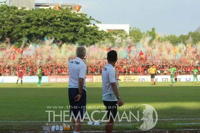 coreo colour fun suporter PSM Makassar, the Maczman, pada laga PSM Makassar Vs PS TNI di stadion Andi Mattalatta Minggu (10/9/2017)