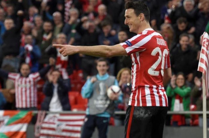 Penyerang Athletic Bilbao, Aritz Aduriz, merayakan gol ke gawang APOEL dalam partai Liga Europa di San Mames, Bilbao, 16 Februari 2017.