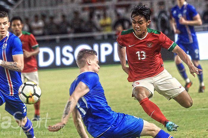 Gelandang timnas Indonesia, Febri Haryadi (kanan), berupaya melewati hadangan pemain timnas Islandia dalam laga persahabatan di Stadio Utama Gelora Bung Karno, Jakarta, pada Minggu (15/1/18).