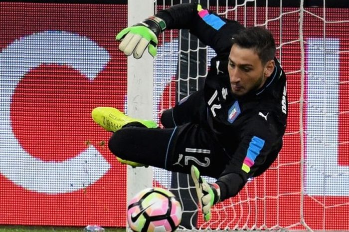 Kiper Italia, Gianluigi Donnarumma, beraksi dalam pertandingan persahabatan melawan Belanda di Stadion Amsterdam Arena, Amsterdam, Belanda, pada 28 Maret 2017.