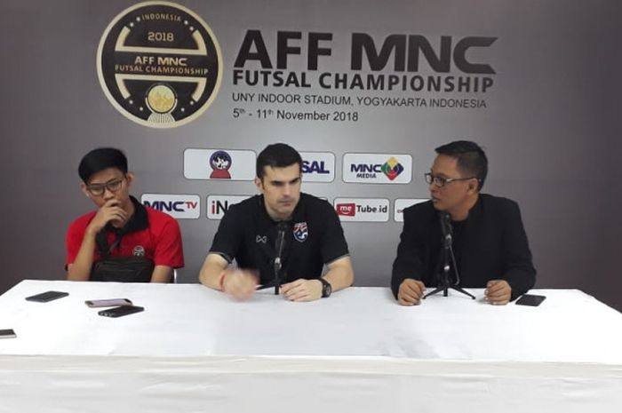 Pelatih timnas futsal Thailand, Jose Maria Pazos Mendes (tengah) saat sesi jumpa pers setelah laga versus Indonesia, Jumat (9/11/2018) di GOR UNY.
