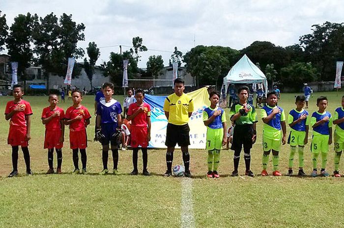 Peserta Okky Splash Youth Soccer Leauge (OSYSL) berpose menjelang dimulainya pertandingan di Lapangan sempol Kostrad Singosari.