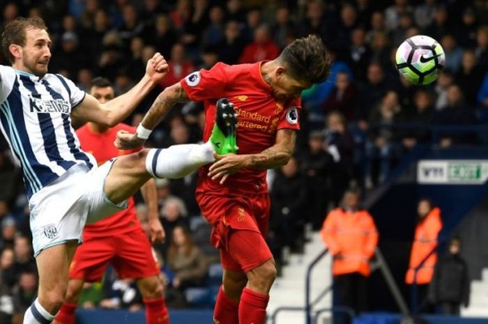 Penyerang Liverpool FC, Roberto Firmino (kanan), menyundul bola untuk menghasilkan gol timnya ke gawang West Bromwich Albion dalam laga Premier League di Stadion The Hawthorns, West Bromwich, 16 April 2017.