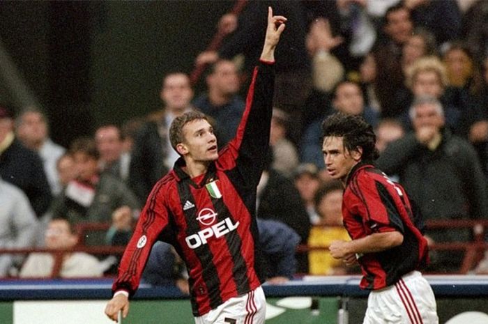 Striker Milan, Andrei Shevchenko (kiri), merayakan gol dengan rekan setimnya, Demetrio Albertini, saat laga kontra Inter Milan di stadion San Siro, Milan, 23 Oktober 1999.