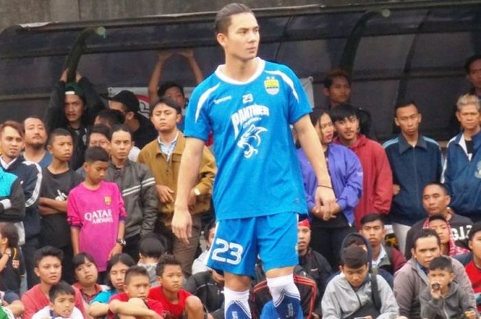 Gelandang Persib Bandung, Kim Jeffrey Kurniawan, saat berlatih bersama tim yang disaksikan langsung para Bobotoh.
