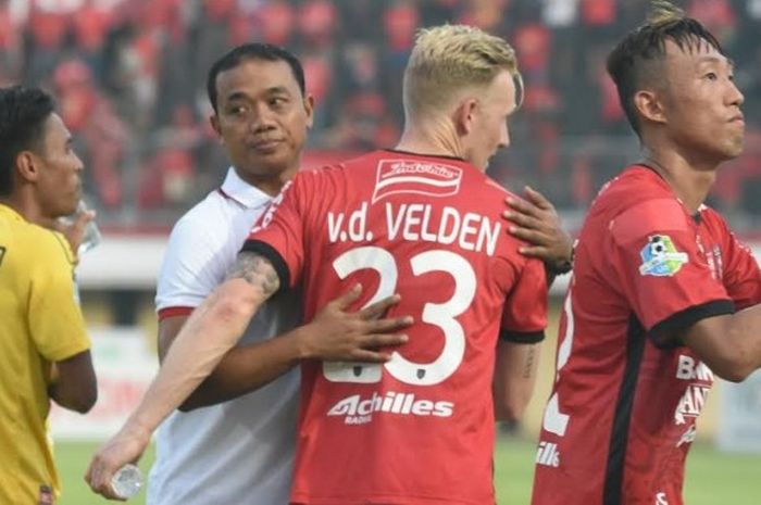 Pelatih caretaket Bali United, Eko Purjianto (berkaus putih) merangkul marquee player Nick van der Velden seusai mengalahkan tamunya, Semen Padang pada laga pekan keempat Liga 1 musim 2017 di Stadion Kapten I Wayan Dipta, Gianyar, Kamis (4/5/2017).