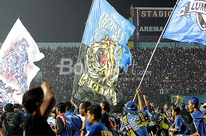   Pendukung Arema FC, Aremania, memadati stadion Kanjuruhan, Kab. Malang, Sabtu (04/11/2017) malam, saat mendukung tim kesayangan mereka melawan Semen Padang dalam laga pekan ke-32 Liga 1.  