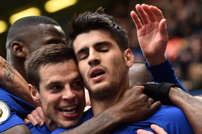   Striker Chelsea, Alvaro Morata (tengah), merayakan gol yang dicetak ke gawang Tottenham Hotspur dalam laga Liga Inggris di Stadion Stamford Bridge, London pada 1 April 2018.   