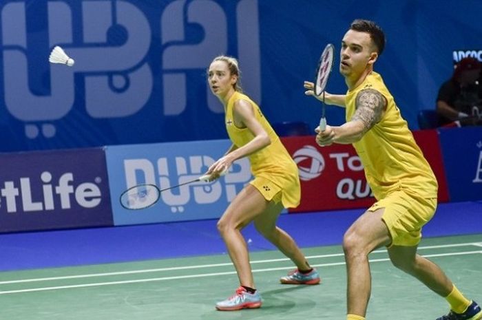 Pasangan ganda campuran Inggris, Chris Adcock/Gabrielle Adcock, mengembalikan kok kepada pasangan Kenta Kazuno/Ayane Kurihara (Jepang) pada laga perdana BWF Superseries Finals 2016 yang berlangsung di Hamdan Sports Complex, Rabu (14/12/2016).