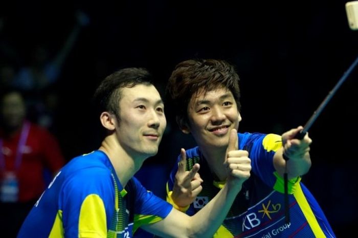Pasangan ganda putra Korea Selatan, Lee Yong-dae/Yoo Yeon-seong, melakukan swafoto setelah memenangi laga final Kejuaraan Asia di Wuhan Sports Center, Minggu (1/5/2016). Lee/Yoo menang atas pasangan China, Li Junhui/Liu Yuchen .