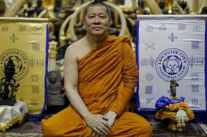 Hasil gambar untuk 5. Berdiri Atau Duduk di Dekat Biksu"