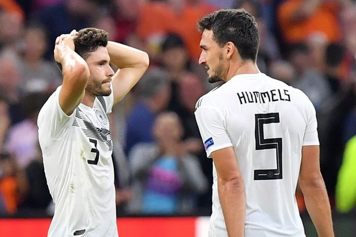 Ekspresi bek Jerman, Jonas Hector (kiri) dan Mats Hummels, seusai laga UEFA Nations League melawan Belanda di Stadion Johan Cruijff ArenA, Amsterdam, Belanda pada 13 Oktober 2018.