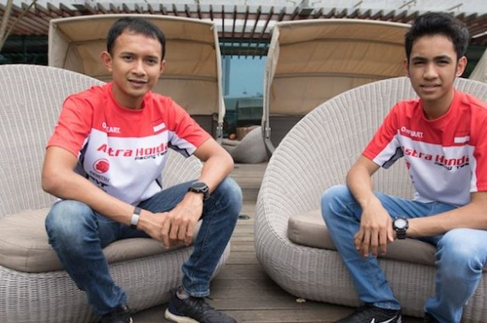 Dua pebalap Astra Honda Motor, Dimas Ekky (kiri) dan AndI 