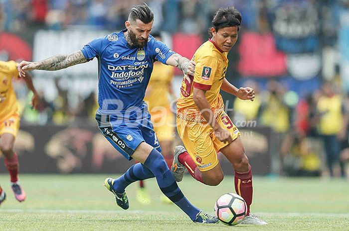 Bek Persib Bandung, Bojan Malisic (kiri), berebut bola dengan gelandang Sriwijaya FC, Adam Alis, dalam laga pembuka Piala Presiden 2018 di Stadion Gelora Bandung Lautan Api, Kab, Bandung, pada Selasa (16/1/2018).