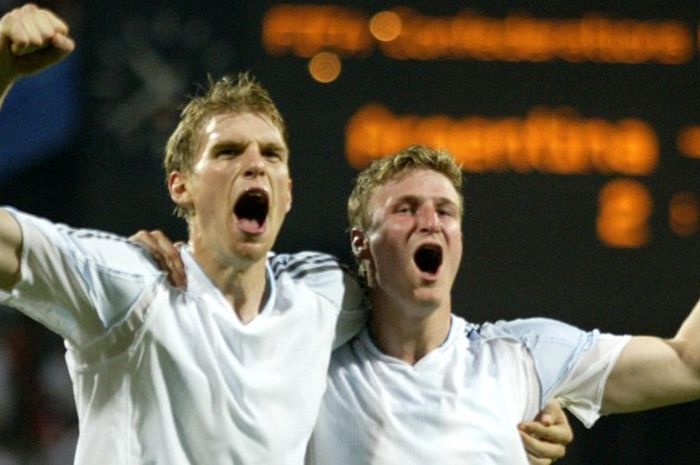 Per Mertesacker (kiri) dan Robert Huth saat merayakan kelolosan timnas Jerman ke semifinal Piala Konfederasi 2005 usai menghadapi Argentina, 21 Juni 2005.